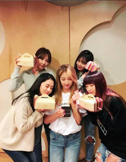 여전히 포미닛 데뷔일마다 과거 사진을 보며 추억을 되새긴다.