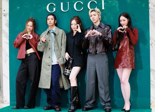 9월 구찌 행사에 참석한 올데프 맴버들. 애니(맨오른쪽)는 버건디 컬러 니트 톱에 웹 프린트의 슬리브리스 원피스를 매치했다.