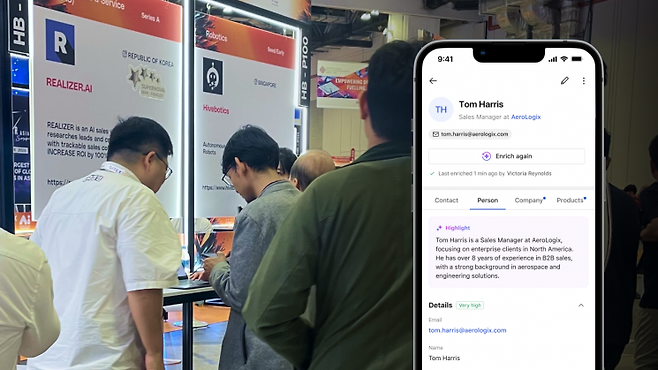 한 전시회에 운영 중인 코발트 부스에서 관람객들이 ‘리얼라이저’ 서비스를 체험하고 있다. 코발트