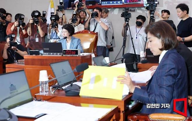 24일 국회에서 열린 법제사법위원회 전체회의에서 추미애 위원장이 의사봉을 두드리고 있다. 김현민 기자