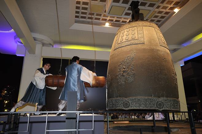 24일 경북 경주시 국립경주박물관에서 열린 에밀레종(성덕대왕 신종·국보) 타음(打音) 조사 공개회에서 2003년을 마지막으로 공개 타종을 멈췄던 종이 22년 만에 소리를 냈다. 사전 추첨을 통해 선정된 시민 771명이 천년 전 처음 울렸던 장엄한 종소리가 경주의 하늘을 다시 채우는 순간을 함께했다. /김동환 기자
