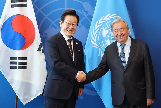 이재명 대통령이 23일(현지시간) 미국 뉴욕 유엔본부에서 안토니우 구테흐스 사무총장을 접견하며 악수하고 있다./연합뉴스