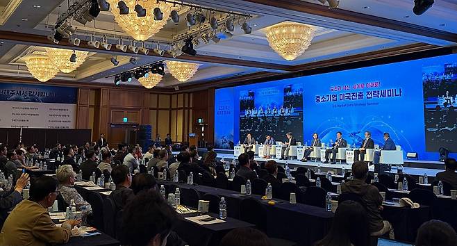 중소기업중앙회가 개최한 '2025 중소기업 리더스포럼'에 참석한 전문가들이 '미국진출 전략세미나'를 주제로 토론하고 있다./제주=홍인석