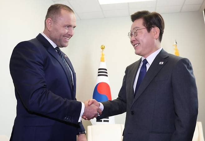 이재명 대통령과 카롤 나브로츠키폴란드대통령이 24일(현지시간) 미국 뉴욕 유엔본부에서 정상회담에 앞서 인사를 하고 있다. ⓒ연합뉴스