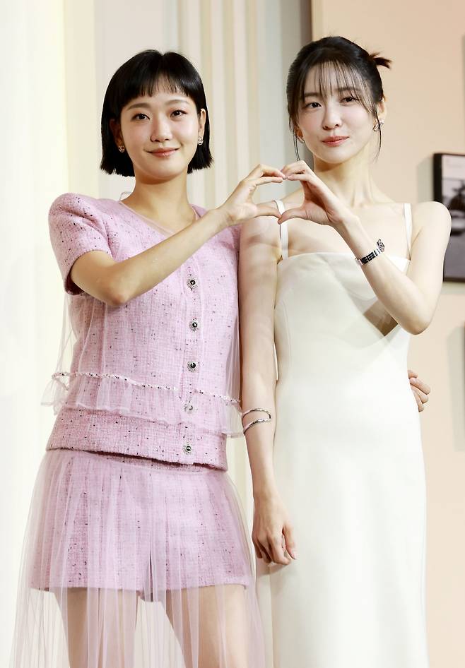 배우 김고은과 박지현(오른쪽)이 5일 서울 중구 앰배서더 서울 풀만 호텔에서 열린 넷플릭스 시리즈 ‘은중과 상연’ 제작발표회에 참석해 포즈를 취하고 있다. ‘은중과 상연’은 매 순간 서로를 가장 좋아하고 동경하며, 또 질투하고 미워하며 일생에 걸쳐 얽히고설킨 두 친구, 은중(김고은 분)과 상연(박지현)의 모든 시간을 마주하는 이야기를 그렸다. 2025.9.5/뉴스1 ⓒ News1 권현진 기자