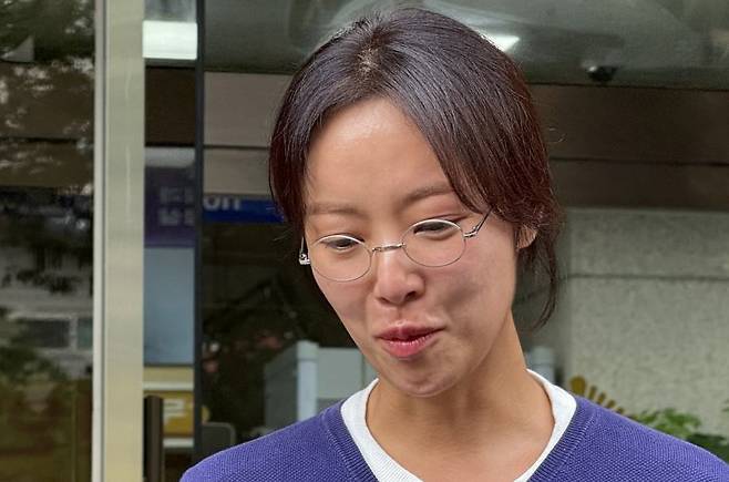 취재진 질문에 답하는 황정음 (제주=연합뉴스) 백나용 기자 = 특정경제범죄 가중 처벌 등에 관한 법률 위반(횡령) 혐의로 기소된 배우 황정음이 25일 집행유예를 선고받고 제주지방법원을 나오면서 취재진 질문을 받고 있다. 2025.9.25 koss@yna.co.kr (끝)