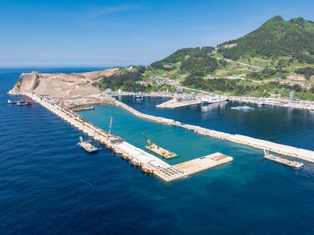 바다 위에 활주로를 건설하는 경북 울릉군 울릉공항 공사현장 모습. 울릉군 제공