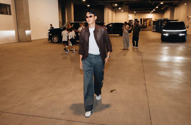 손흥민이 9월 1일(한국시간) 샌디에이고 FC와 MLS 홈 데뷔전을 치르기 위해 홈구장인 BMO 스타디움에 입장하는 모습. 이날 손흥민은 갈색 셔츠에 밑단이 롤업된 회색 와이드 슬랙스를 입었다. 금색 테에 갈색 알이 들어간 선글라스를 포인트 아이템으로 활용했다. 이날 룩은 영국에서 뛸 때보다 미국에서 패션이 더 화려해졌다고 느끼게 하기 충분했다. 사진=LAFC