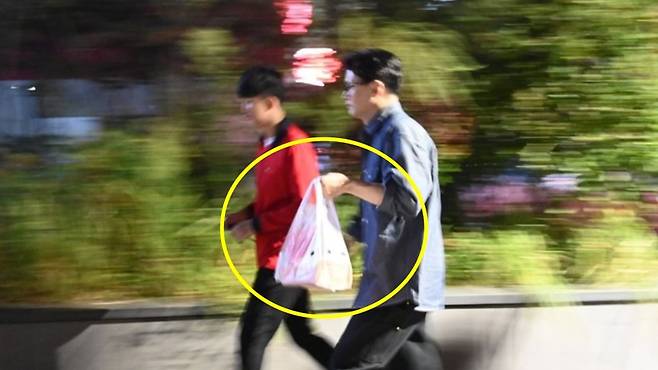 경남 진주에서 직접 치킨 배달을 하는 한동훈 전 국민의힘 대표 (사진, 본인 SNS)