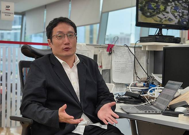 16일 서울 종로구 연합미디어센터 13층 AP통신 사무실에서 김동형 기자가 수년에 걸쳐 취재한 한국의 해외 입양 문제에 대해 말하고 있다. 그는 “한국의 해외 입양 시스템이 한국의 아이들에게 부모를 찾아주는 작업이었는지, 아니면 서양의 부모들에게 한국의 아이를 찾아주는 작업이었는지 묻고 싶었다”고 말했다. /김성후 선임기자