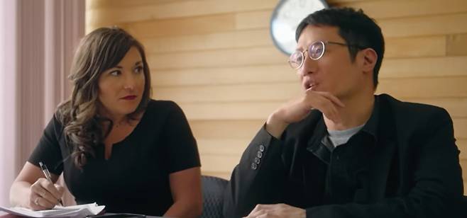 AP통신 탐사보도팀 클레어 갈로파로 기자(사진 왼쪽)와 김동형 기자가 지난해 5월 미국 오리건주 유진에 있는 홀트인터내셔널을 방문해 관계자와 인터뷰하고 있다.