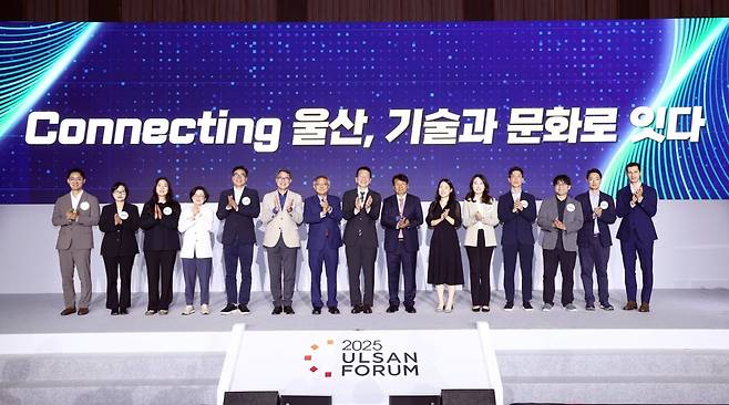 지난 24일 울산시 울주군 울산전시컨벤션센터(UECO)에서 열린 ‘2025 울산포럼’에서 최창원(오른쪽 8번째) SK수펙스추구협의회 의장과 이윤철(오른쪽 7번째) 울산상공회의소 회장 등 주요 참석자들이 기념촬영을 하고 있다. /SK그룹 제공