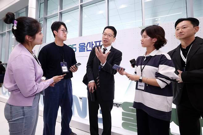 최창원SK수펙스추구협의회 의장이 지난 24일 울산 울주군 울산전시컨벤션센터(UECO)에서 열린 '2025 울산 포럼'에서 취재진의 질문에 답변하고 있다. SK그룹 제공