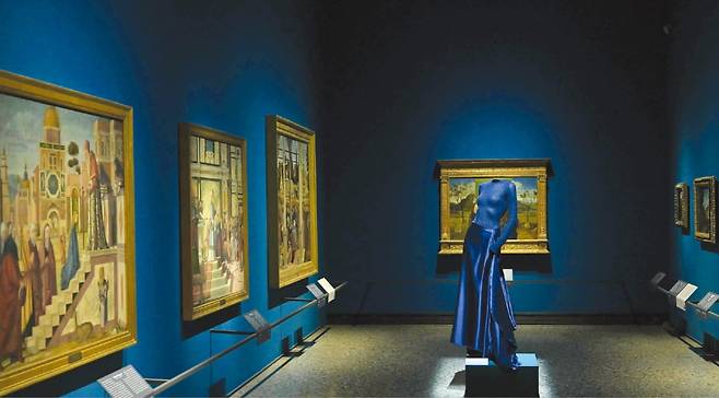 이탈리아 밀라노 브레라미술관이 역사상 처음으로 패션 전시인 ‘조르지오 아르마니 50주년 회고전’을 열었다. 프랑스 배우 쥘리에트 비노슈가 2016년 칸 영화제에서 입은 아르마니의 블루 드레스가 명화와 함께 전시돼 있다. AFP·Stefano RELLANDINI