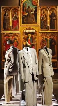 조르지오 아르마니가 1990년대 디자인한 여성 슈트가 중세 명작 앞에 전시돼 있다. 로이터