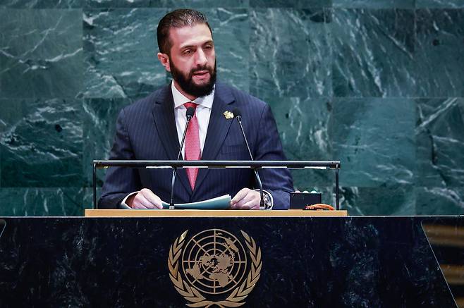 아메드 알샤라 시리아 임시대통령이 24일(현지시간) 미국 뉴욕 유엔 본부에서 열린 제80차 유엔총회에서 연설하고 있다. EPA연합뉴스