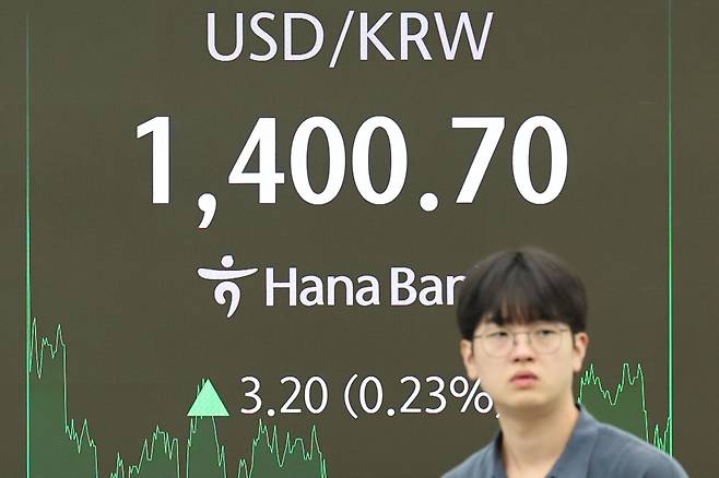 An electronic board at Hana Bank's dealing room in central Seoul shows the Korean won's value per dollar quoted at 1,400.7, weakening by 3.2 won, or 0.23 percent, from the previous trading session, shortly after daytime trading wrapped up Thursday. (Newsis)