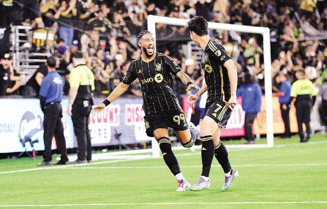 LAFC의 ‘흥부 듀오’ 손흥민(오른쪽)과 드니 부앙가가 지난 21일(현지시간) 미국 캘리포니아주 로스앤젤레스의 BMO 스타디움에서 열린 솔트레이크와의 MLS 홈경기에서 득점 뒤 함께 기뻐하고 있다. AFP연합뉴스