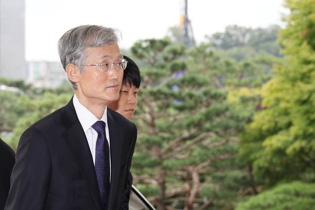 조희대 대법원장이 25일 서울 서초구 대법원으로 출근하고 있다. 연합뉴스