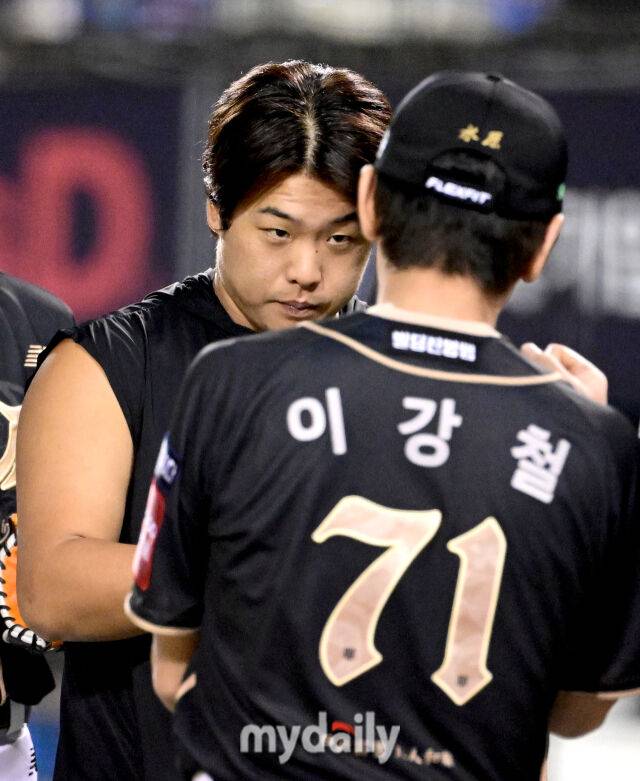 2025년 9월 11일 오후 서울 잠실구장에서 열린 '2025 신한 SOL뱅크 KBO 리그' KT 위즈와 LG 트윈스의 경기. KT 강백호가 6-4로 승리한 뒤 이강철 감독과 함께 기뻐하고 있다./마이데일리