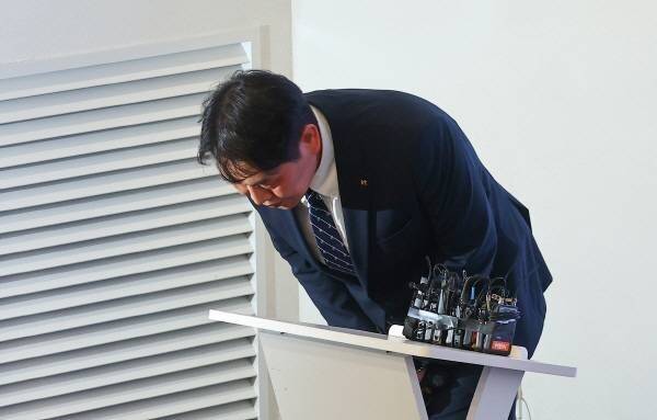 구재형 KT 네트워크부문 네트워크기술본부장이 18일 서울 종로구 KT광화문빌딩에서 열린 KT 소액결제 피해 관련 대응 현황 발표 기자회견에서 허리를 숙여 사과하고 있다. 연합뉴스