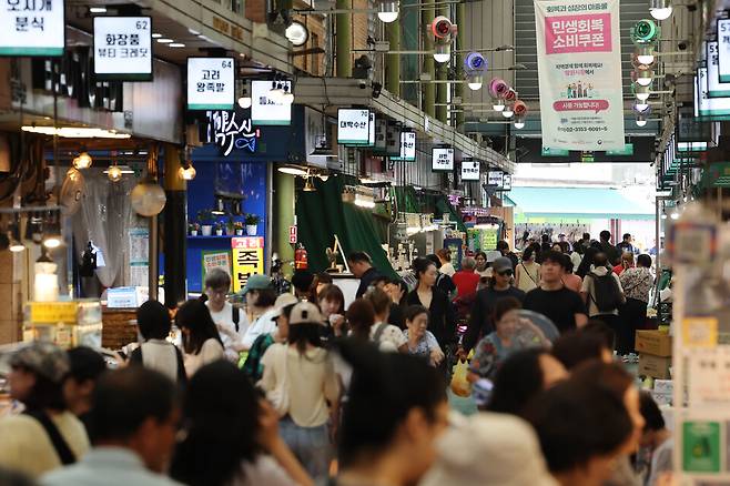 8월26일 서울 마포구 망원시장에 민생회복 소비쿠폰 현수막이 걸려 있다. ⓒ연합뉴스