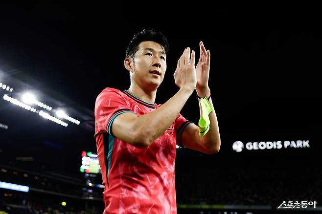 축구국가대표팀 주장 손흥민이 올해 A매치에서 리오넬 메시를 상대할 가능성은 없다. 9월 미국 원정으로 진행된 A매치를 마친 뒤 관중에게 감사를 전하는 모습. 사진제공|대한축구협회