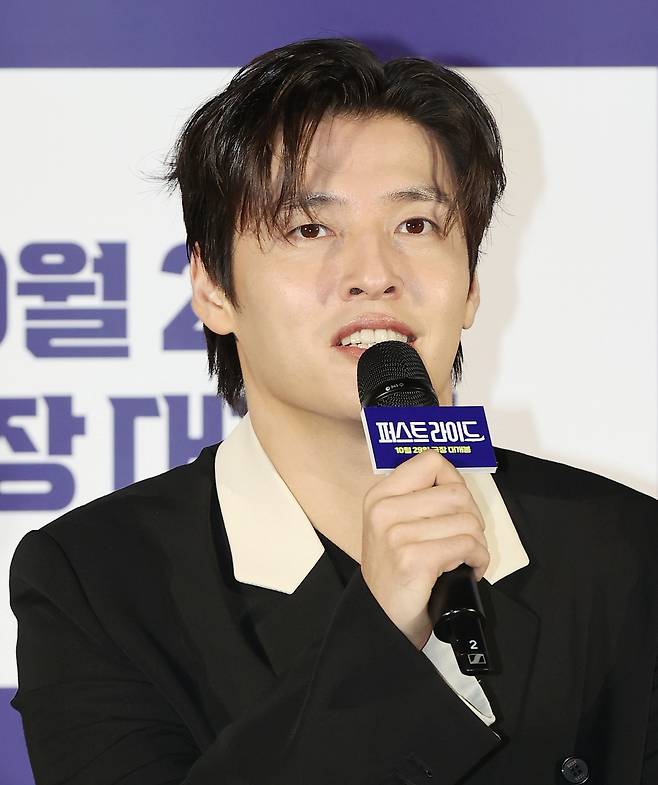 배우 강하늘이 25일 서울 CGV 용산아이파크몰점에서 열린 영화 ‘퍼스트라이드’ 제작보고회에서 인사말을 하고 있다. 연합뉴스