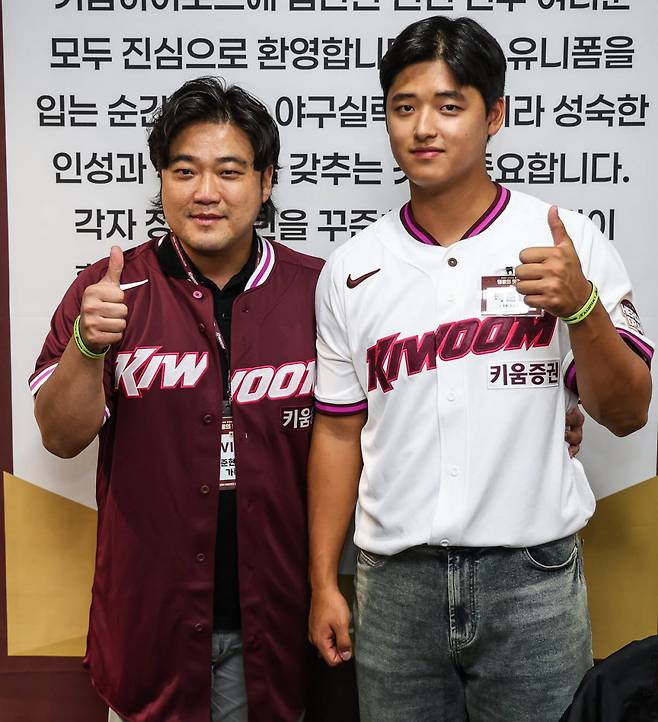 키움 신인 박준현이 24일 고척스카이돔에서 열린 신인 선수 환영회 행사에서 아버지 박석민과 포즈를 취하고 있다./키움히어로즈 제공