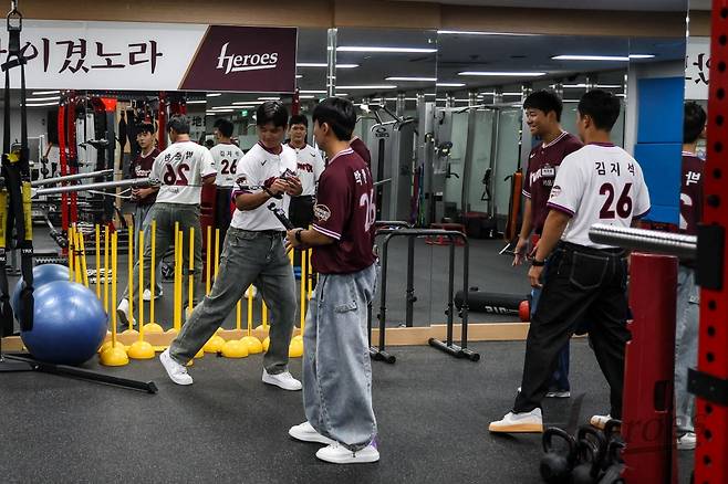훈련 시설을 직접 살피는 2026 키움 신인 선수들. /사진=키움 히어로즈 제공