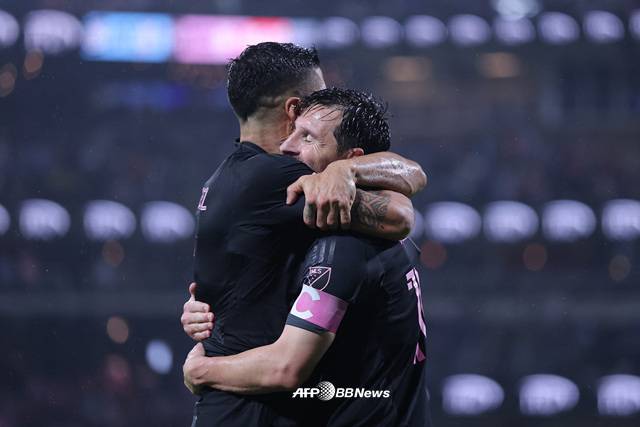 루이스 수아레스(왼쪽)와 리오넬 메시가 골 세리머니를 나누고 있다. /AFPBBNews=뉴스1