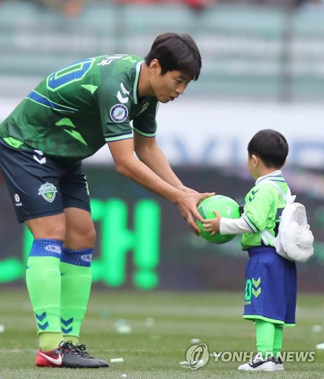 시축 준비하는 이동국 아들 (전주=연합뉴스) 김동철 기자 = 19일 전주월드컵경기장에서 열린 K리그 클래식 최종 38라운드 전북 현대와 수원 삼성의 경기. 경기에 앞서 전북 이동국과 아들 '대박이' 이시안 군이 시축 준비를 하고 있다. 2017.11.19 sollenso@yna.co.kr