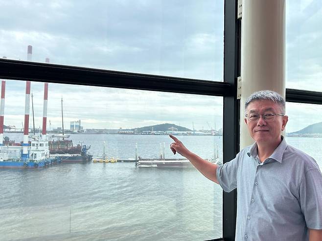 이은석 국립해양유산연구소장 (목포=연합뉴스) 김예나 기자 = 이은석 국립해양유산연구소장이 지난 19일 전남 목포시 목포해양유물전시관에서 조선통신사선 재현 선박과 수중 발굴 전용 바지선 '바다누리호'를 설명하고 있다. 2025.9.25
yes@yna.co.kr