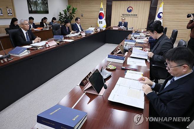 개인정보보호위원회 제21회 전체회의 (서울=연합뉴스) 이정훈 기자 = 고학수 개인정보보호위원회 위원장이 24일 서울 종로구 정부서울청사에서 열린 제21회 전체회의에서 발언하고 있다. 2025.9.24 uwg806@yna.co.kr