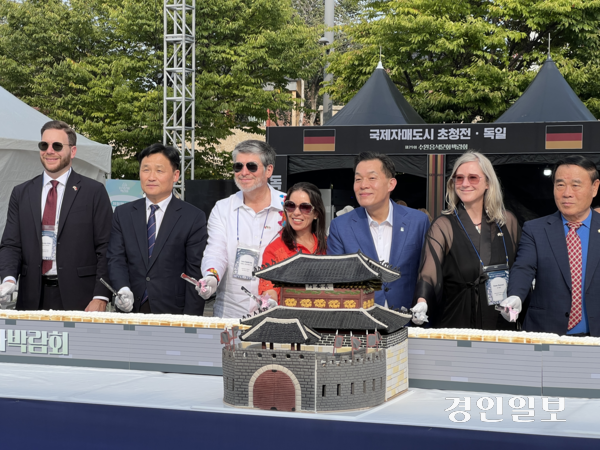 26일 오후 3시 수원화성박물관 부설주차장에서 열린 제29회 수원음식문화박람회 개막식에서 이재준 수원시장과 이재식 수원시의회 의장이 각국 내빈들과 함께 케이트 커팅식을 진행하고 있다. 2025.9.26 /선형탁인턴 miertak0829@kyeongin.com