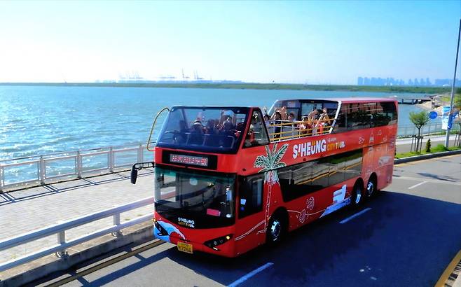 시민들이 시티투어 이층버스에 탑승해 버스투어를 즐기고 있다.사진=시흥시