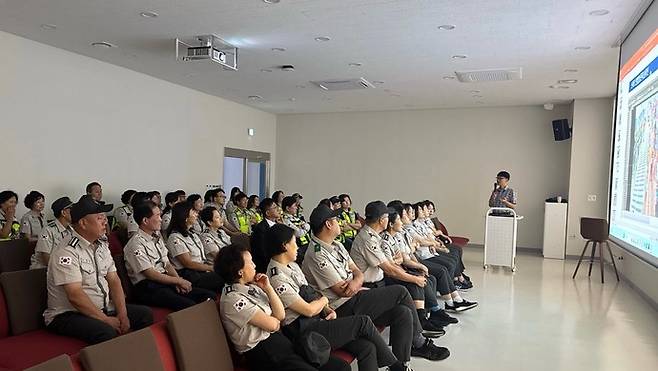 안양시는 지난 24일 스마트도시통합센터에서 자율방범대와 달빛동행서비스 관련 간담회를 개최했다.