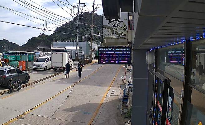 울릉도 식당가에서 유튜버 3명이 거리를 다니며 유튜브 생방송을 하고 있다./K식당 제공