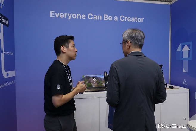 NC AI 부스를 방문한 현지 관계자가 '바르코AI'에 대한 소개를 듣는 모습.