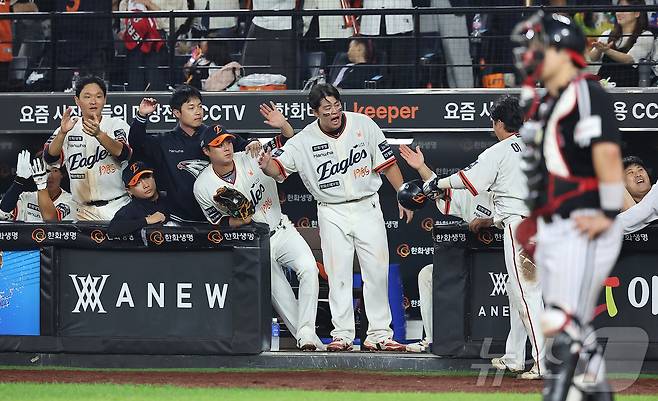 26일 오후 대전 한화생명 볼파크에서 열린 프로야구 '2025 신한 SOL뱅크 KBO 리그' LG 트윈스와 한화 이글스의 경기, 한화 이도윤이 7회말 1사 2,3루 상황에서 심우준의 스퀴즈 번트로 득점에 성공 후 더그아웃에서 동료들과 기쁨을 나누고 있다. 2025.9.26/뉴스1 ⓒ News1 김진환 기자