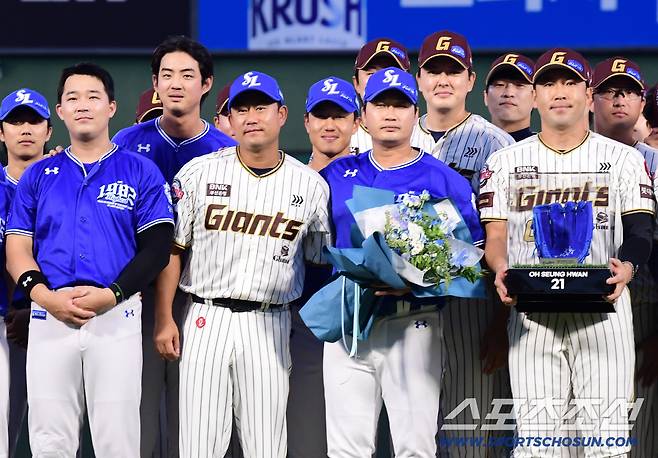 26일 부산 사직야구장에서 열린 KBO리그 롯데와 삼성의 경기. 오승환 은퇴투어가 열렸다. 양 팀 선수들과 함께 기념 포즈를 취하고 있는 오승환. 부산=송정헌 기자songs@sportschosun.com/2025.09.26/