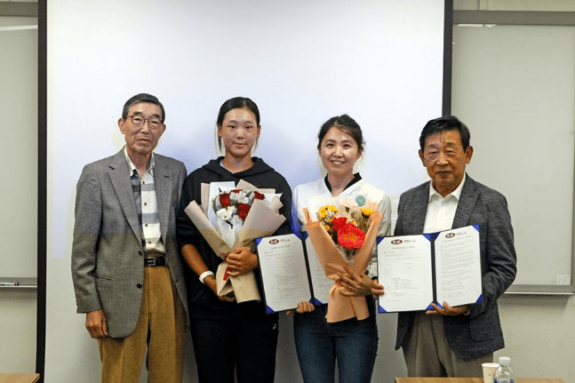 심시연은 올해 5월부터 장호 테니스재단 장학생으로 선발돼 해외 출전 경비 등을 지원받고 있다. 김두환 재단 이사장, 홍순용 재단 집행위원장에게 장학 증서를 받은 심시연. 채널에이 자료