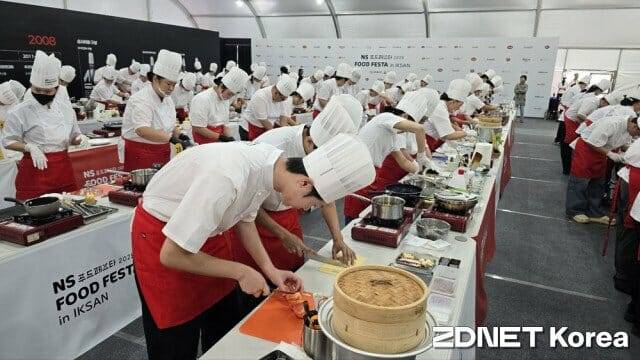 26일 열린 'NS푸드페스타2025 in 익산' 요리경연대회에서 참가자가 요리하고 있다.
