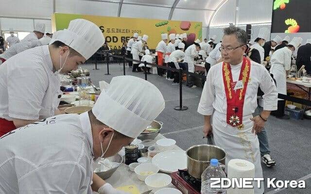 안유성 명장이 'NS푸드페스타2025 in 익산' 요리경연대회에서 심사하고 있다.
