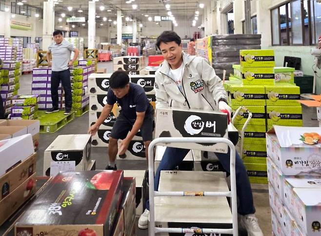 김진태 강원특별자치도지사는 26일 아침 6시 추석 명절을 앞두고 춘천 사농동 농수산물도매시장을 찾아 배 상자를 운반하고 있다. 강원특별자치도 제공