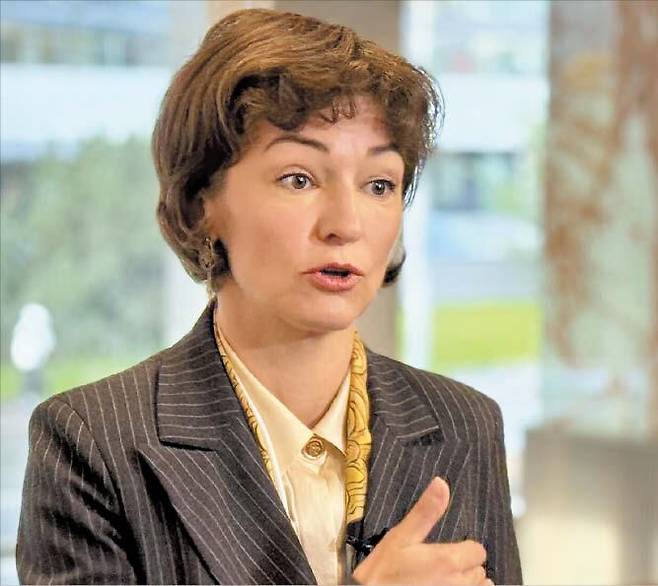 요코 알렌더 전 에스토니아 기후에너지부 장관이 본지와 인터뷰하는 모습. 그는 재생에너지 문제와 관련, “중국 영향권을 벗어나려 한다”고 했다./박상현 기자