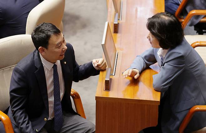 더불어민주당 소속 추미애 국회 법사위원장과 김용민 법사위 간사가 25일 서울 여의도 국회에서 본회의 시작 전 대화하고 있다. /남강호 기자