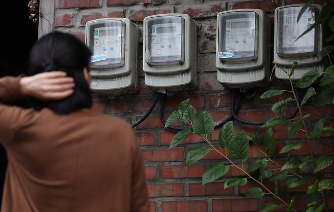 서울의 한 주택가에 설치된 전력 계량기 앞으로 시민들이 오가고 있다. /뉴스1