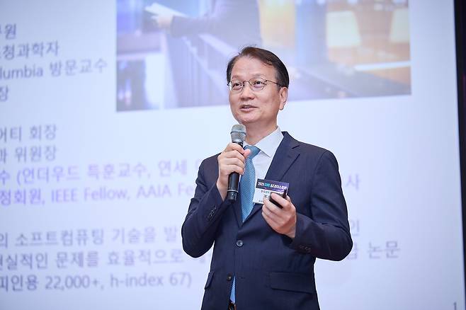 조성배 한국과학기술한림원 AI과학기술위원회 위원장이 ‘SME AX 리더스 포럼’에서 ‘한국의 AI 기반 혁신 전략’을 주제로 기조 강연을 하고 있다. /조선비즈