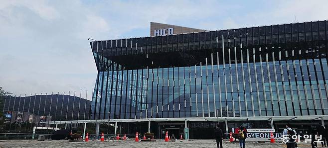10월 31일∼11월 1일 아시아태평양경제협력체(APEC) 정상회의가 열리는 경북 경주 화백컨벤션센터(HICO)가 24일 언론에 처음 공개됐다. 기존 컨벤션센터를 리모델링한 이 건물의 2, 3층은 21개국 정상들이 회동하는 공간으로 활용된다. 경주=신나리 기자 journari@donga.com